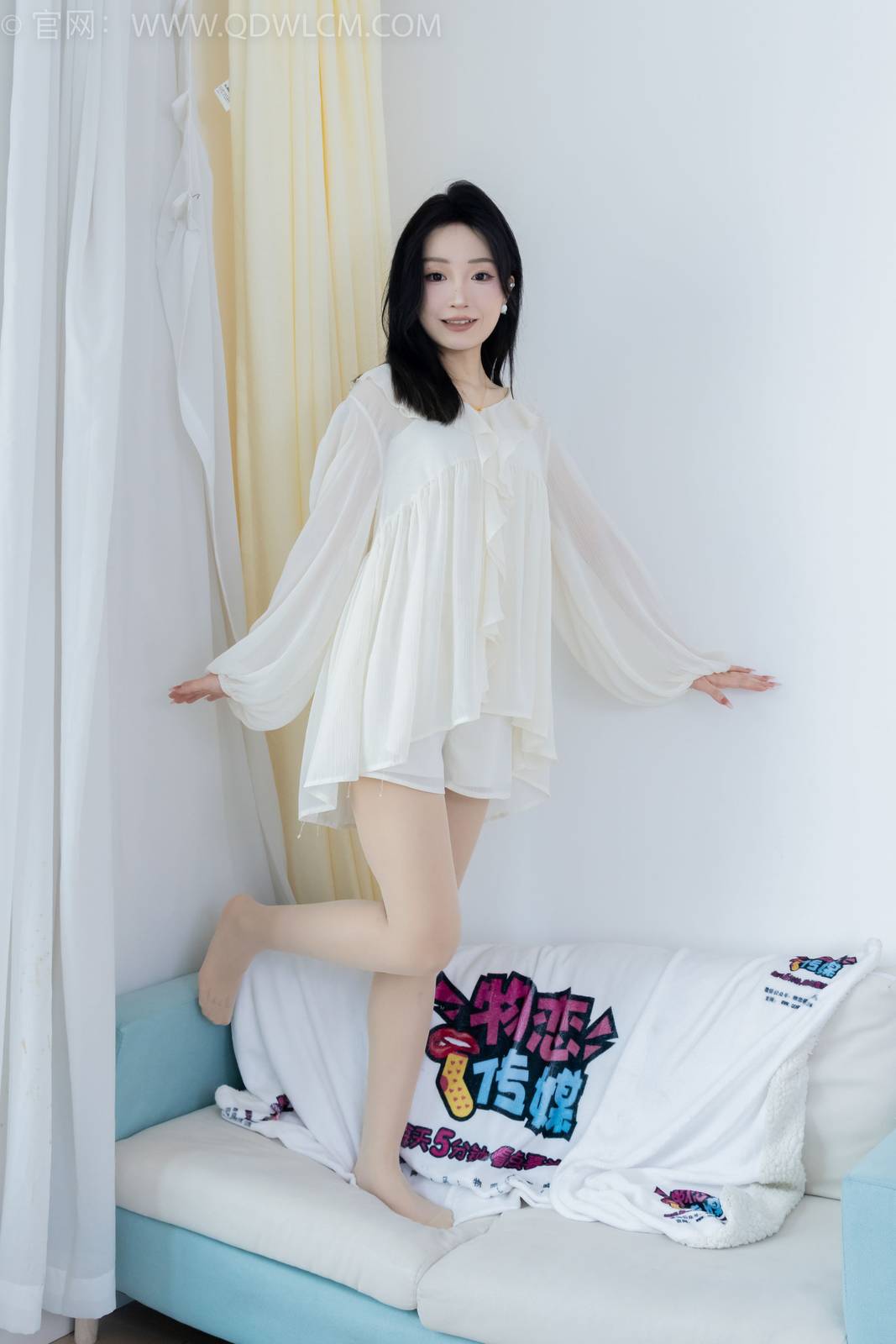 物恋传媒正妹嘟嘟白色蕾丝短裙肉丝美腿居家写真-23