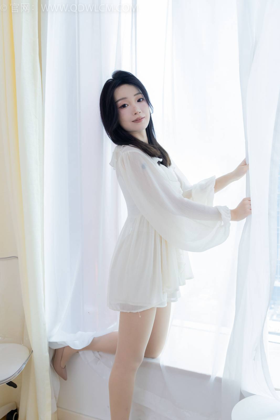 物恋传媒正妹嘟嘟白色蕾丝短裙肉丝美腿居家写真-49