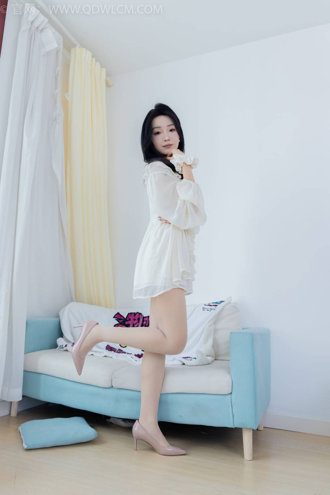 物恋传媒正妹嘟嘟白色蕾丝短裙肉丝美腿居家写真-45