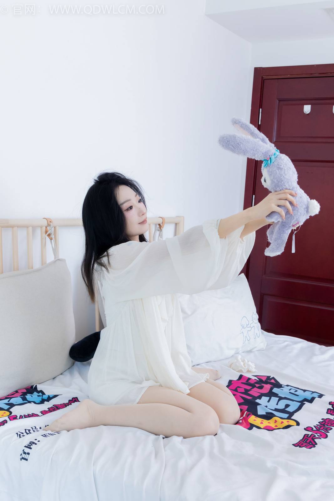 物恋传媒正妹嘟嘟白色蕾丝短裙肉丝美腿居家写真-70