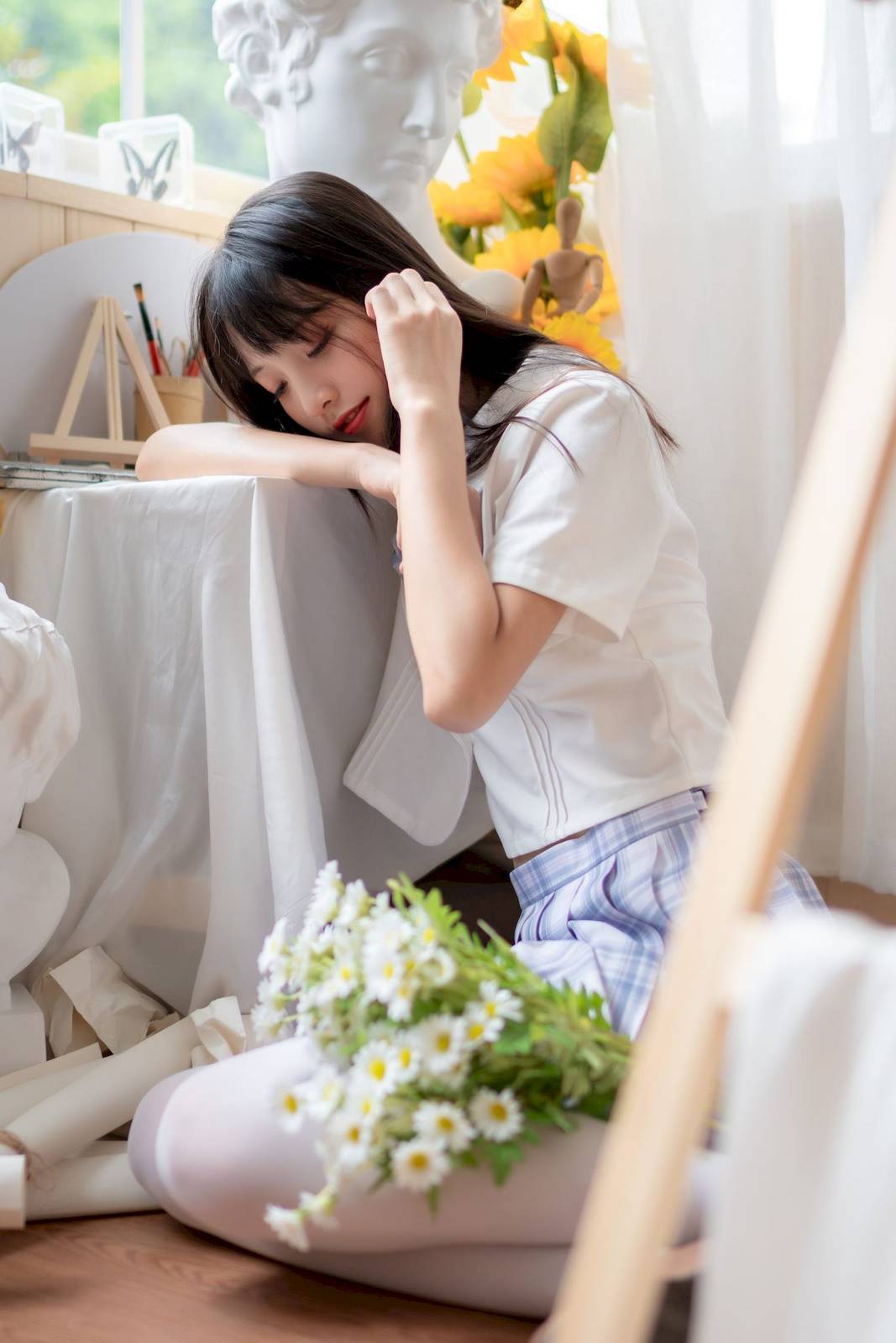 清纯妹子西呱呀呀呀学生制服搭配白色丝袜写真