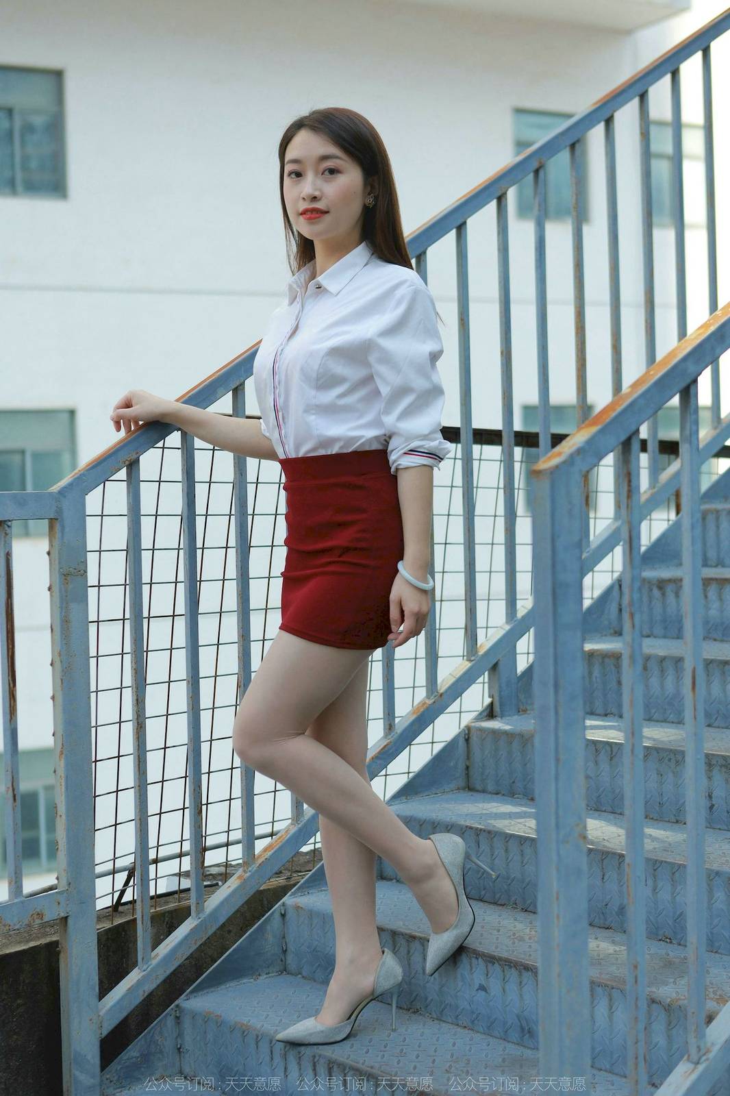 IESS异思趣向模特小婕白色上衣红色包臀裙户外街拍-2