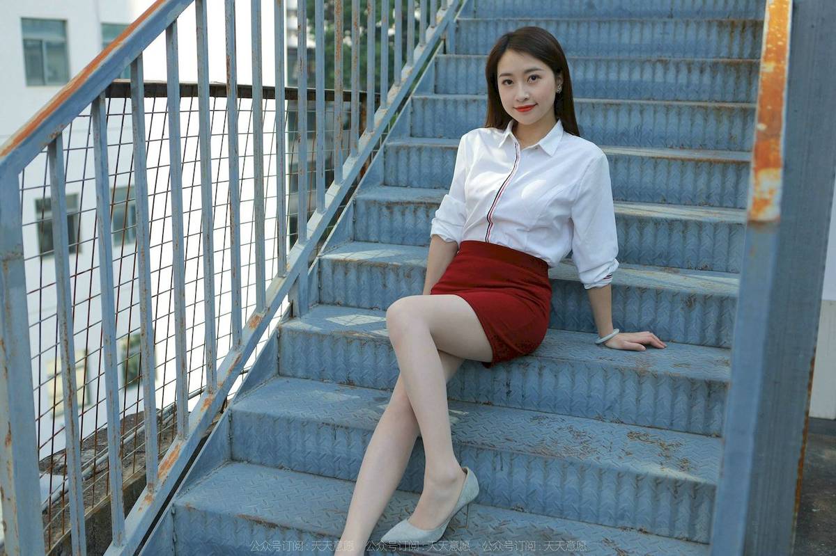 IESS异思趣向模特小婕白色上衣红色包臀裙户外街拍-5