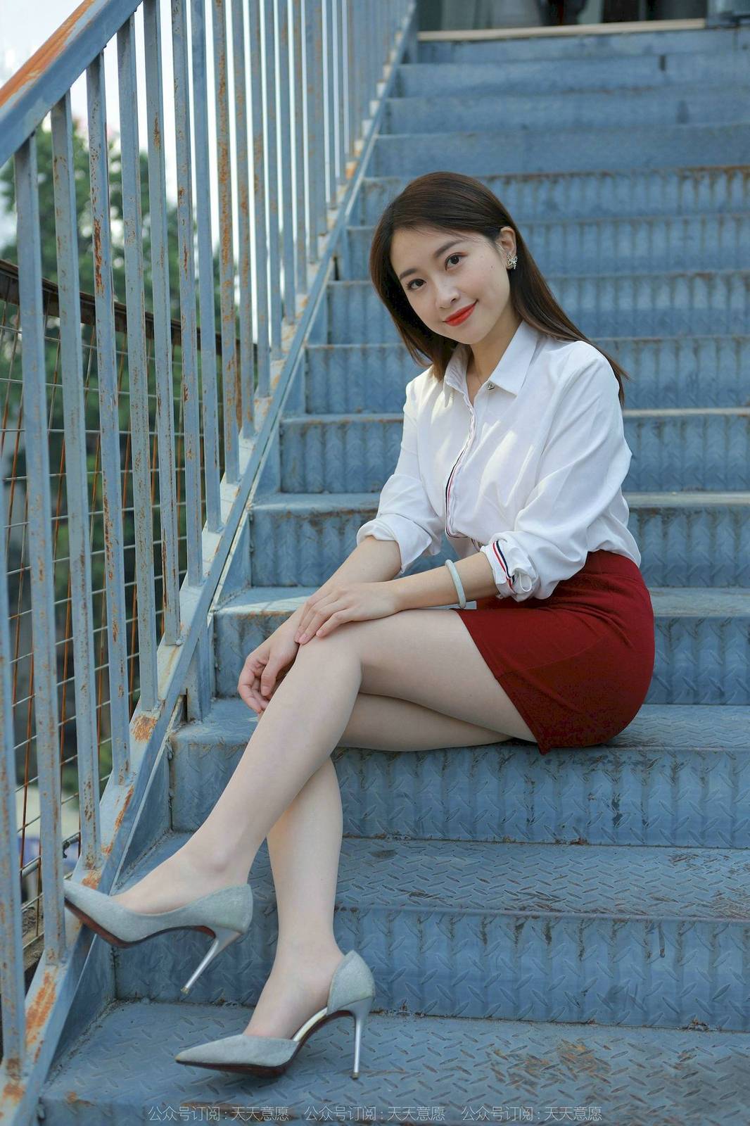 IESS异思趣向模特小婕白色上衣红色包臀裙户外街拍-12