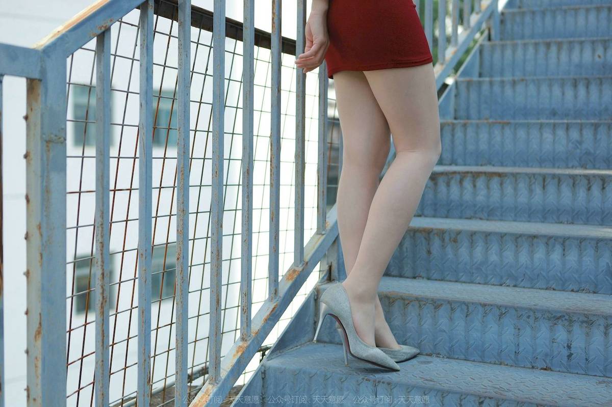 IESS异思趣向模特小婕白色上衣红色包臀裙户外街拍-36