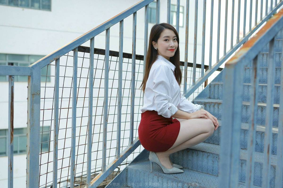 IESS异思趣向模特小婕白色上衣红色包臀裙户外街拍-37