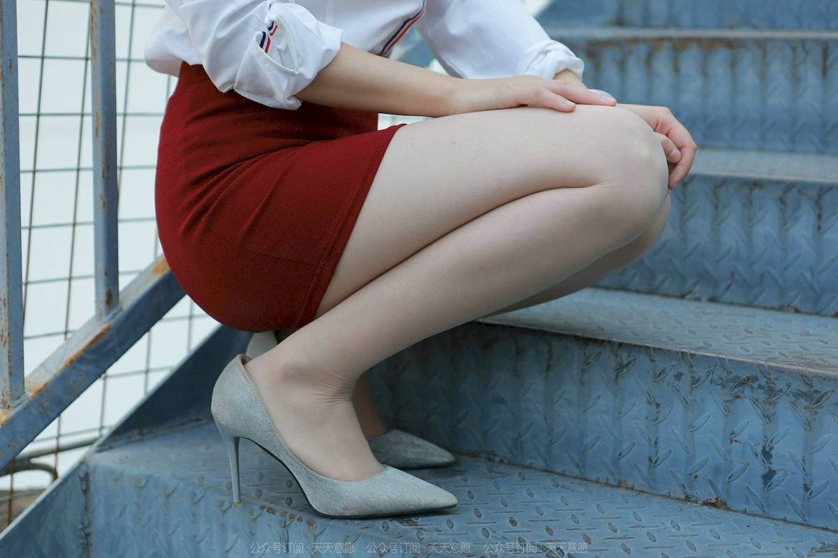 IESS异思趣向模特小婕白色上衣红色包臀裙户外街拍-39