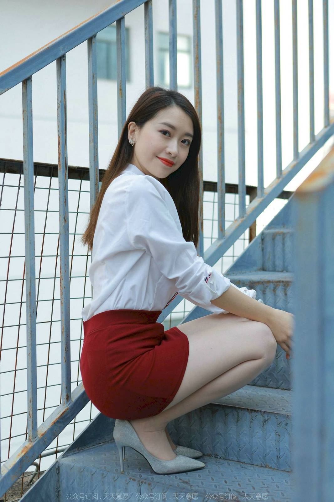 IESS异思趣向模特小婕白色上衣红色包臀裙户外街拍-38