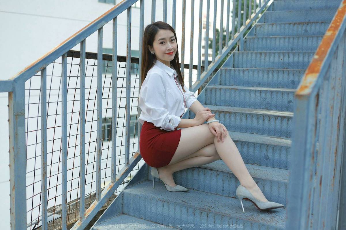 IESS异思趣向模特小婕白色上衣红色包臀裙户外街拍-42