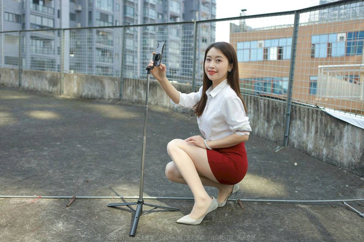 IESS异思趣向模特小婕白色上衣红色包臀裙户外街拍-50