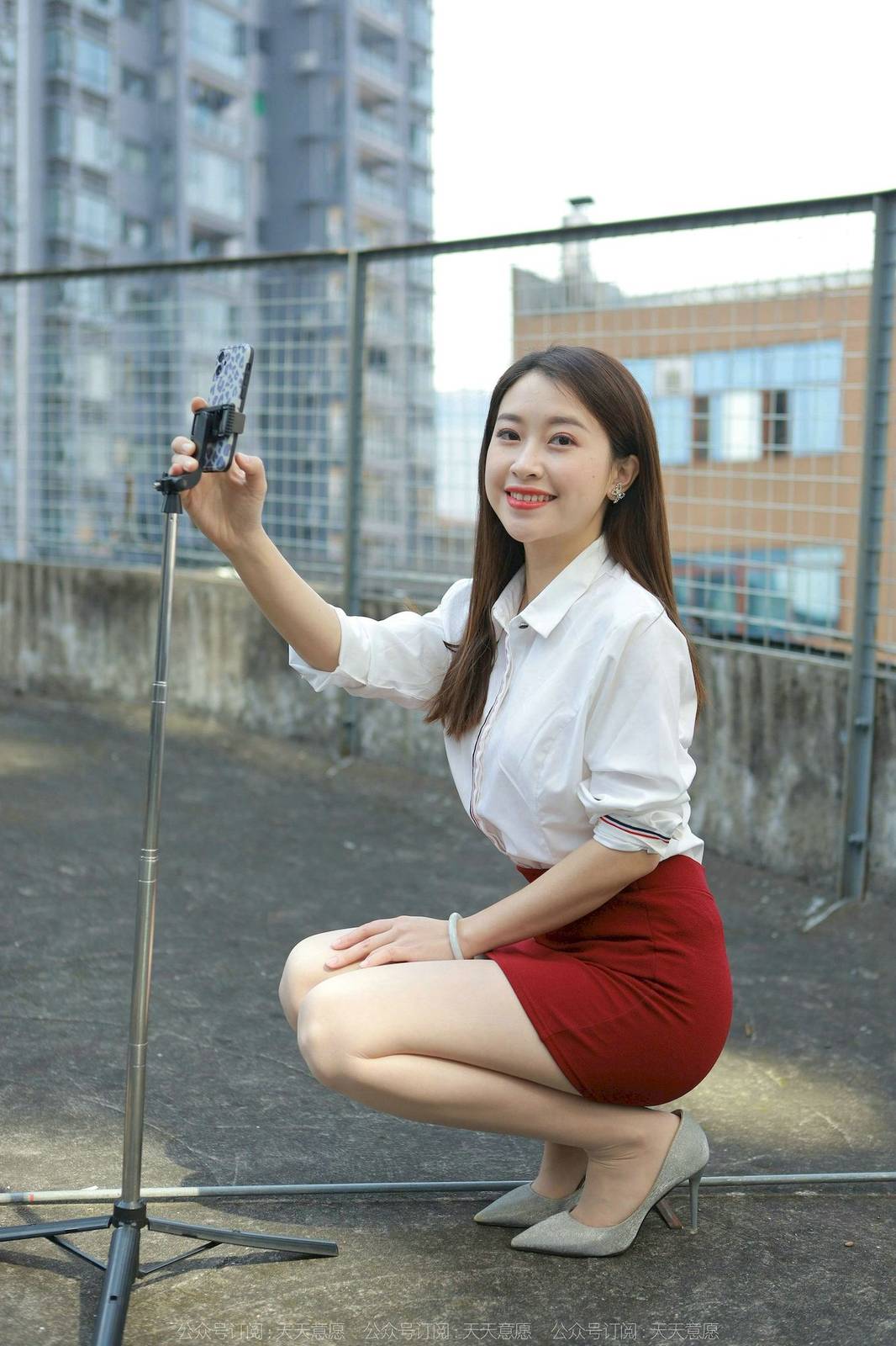 IESS异思趣向模特小婕白色上衣红色包臀裙户外街拍-51