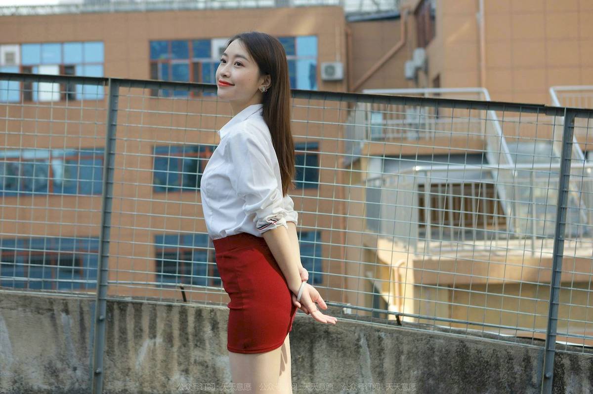 IESS异思趣向模特小婕白色上衣红色包臀裙户外街拍-62