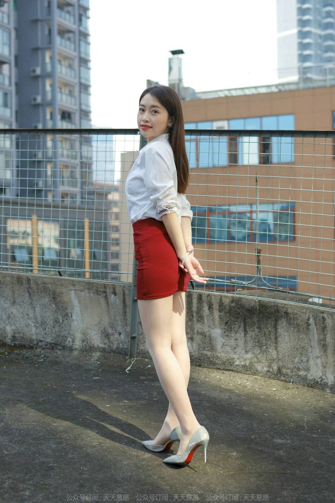 IESS异思趣向模特小婕白色上衣红色包臀裙户外街拍-63