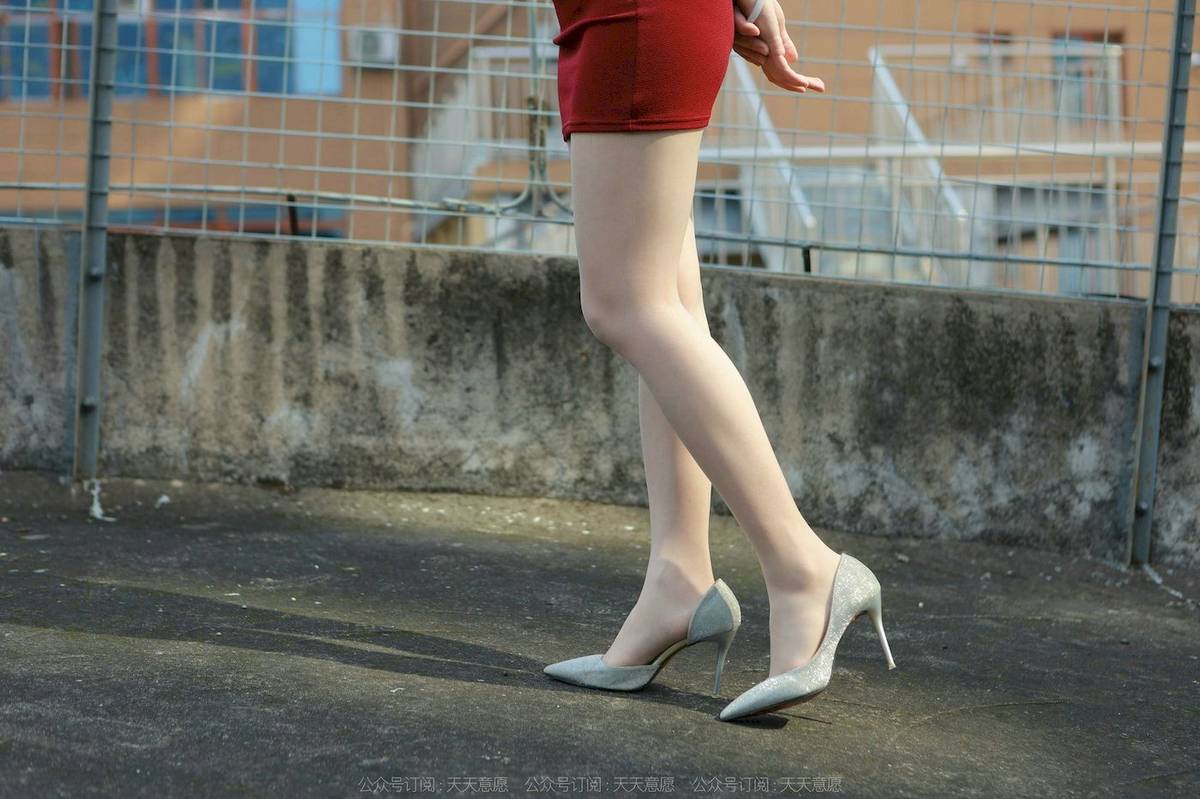 IESS异思趣向模特小婕白色上衣红色包臀裙户外街拍-64