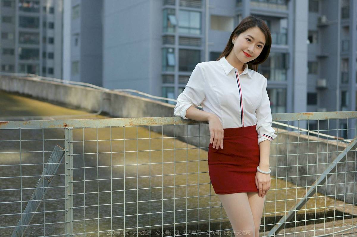 IESS异思趣向模特小婕白色上衣红色包臀裙户外街拍-84