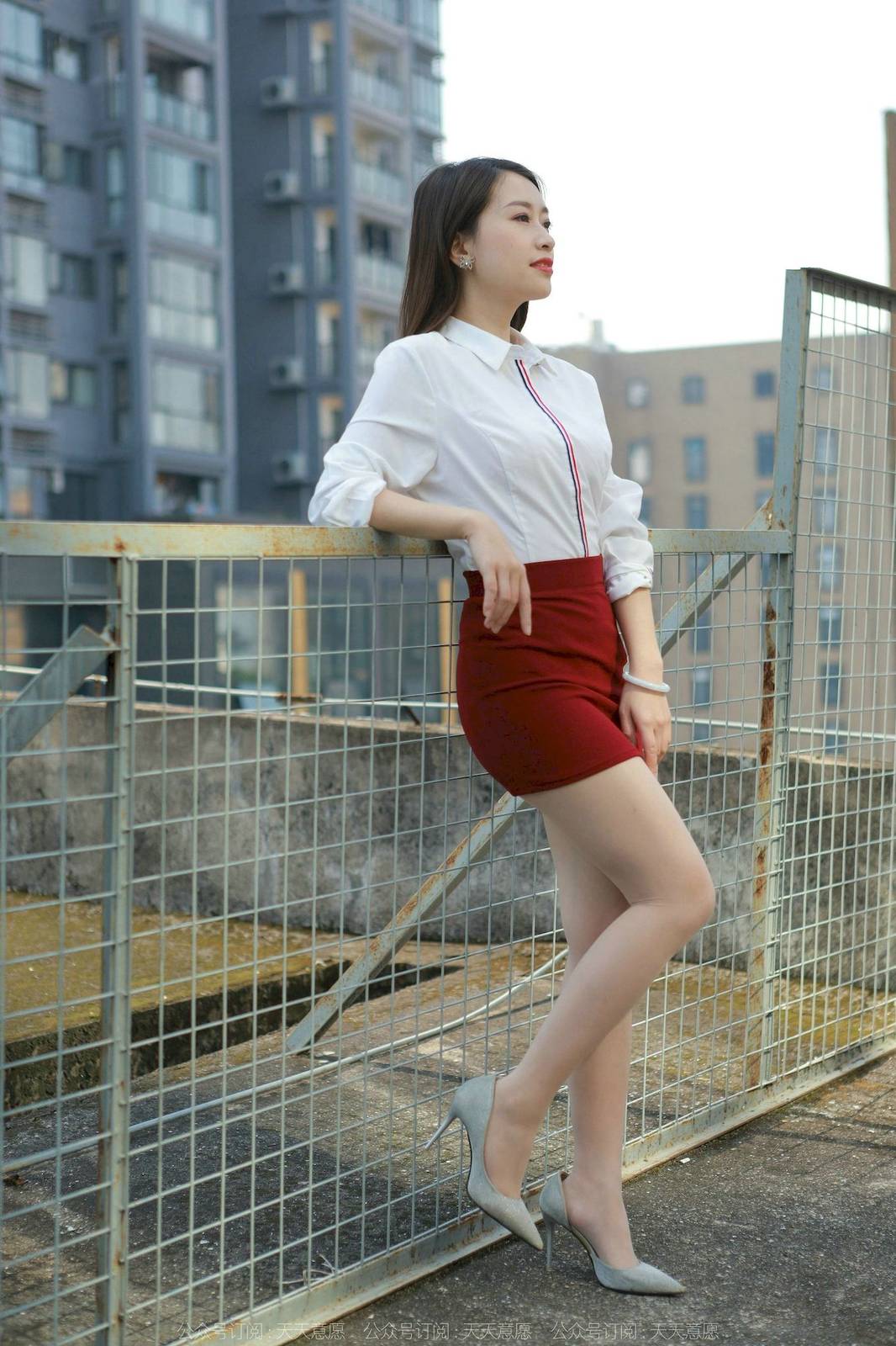 IESS异思趣向模特小婕白色上衣红色包臀裙户外街拍-87