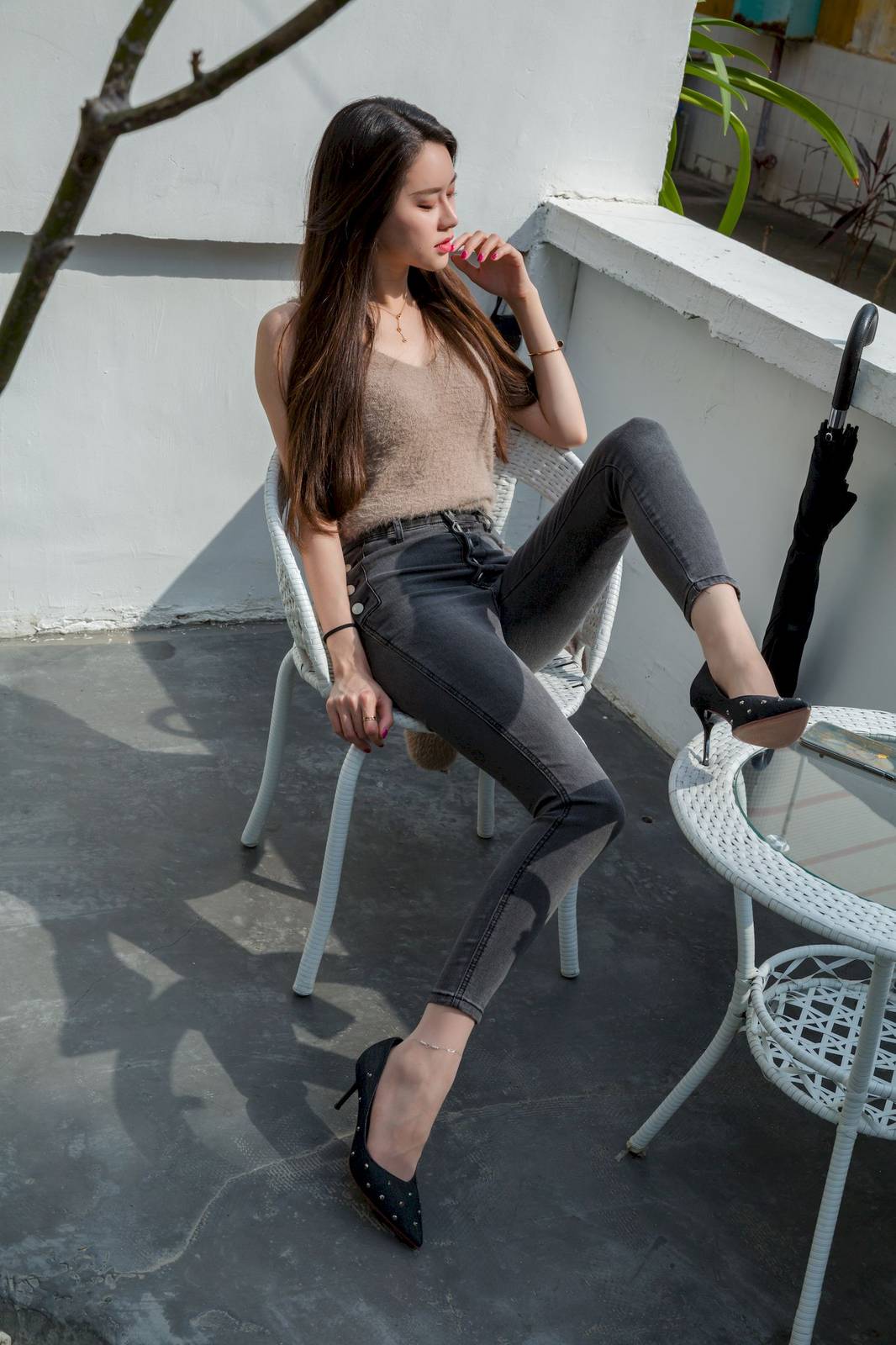 微密圈模特SIA不吃鱼肉丝高跟牛仔长裤户外写真-9