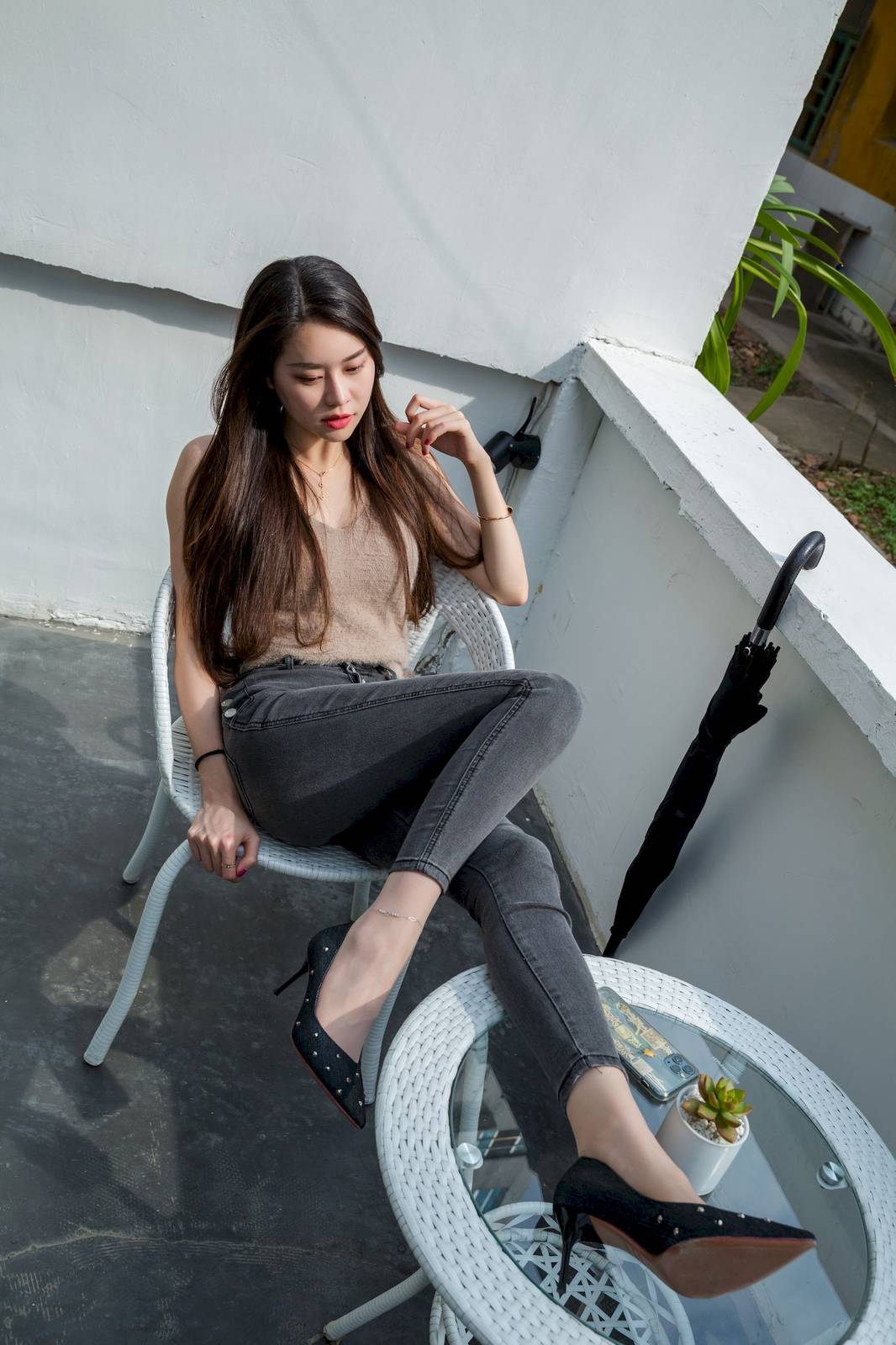 微密圈模特SIA不吃鱼肉丝高跟牛仔长裤户外写真-10