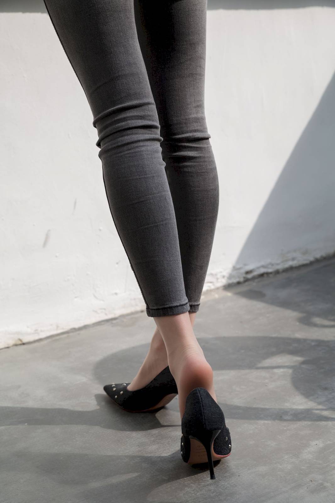 微密圈模特SIA不吃鱼肉丝高跟牛仔长裤户外写真-14