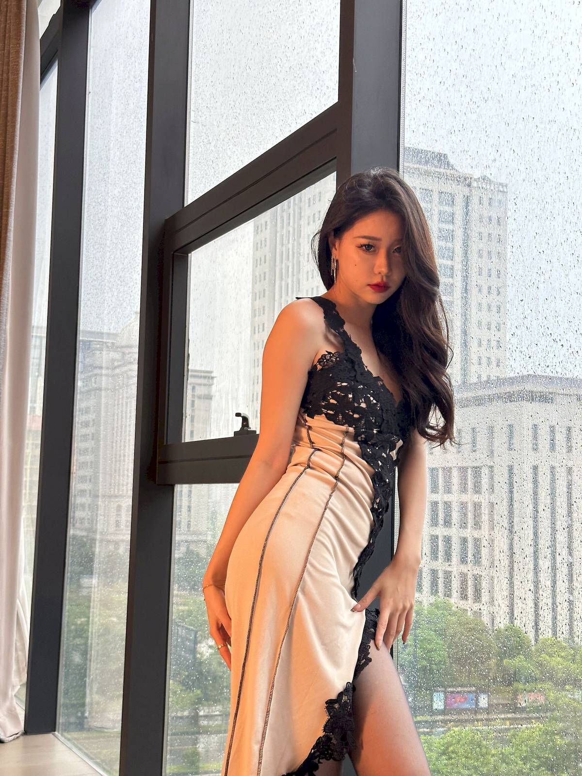 微密圈模特SIA不吃鱼黑丝吊裙细腰翘臀性感写真