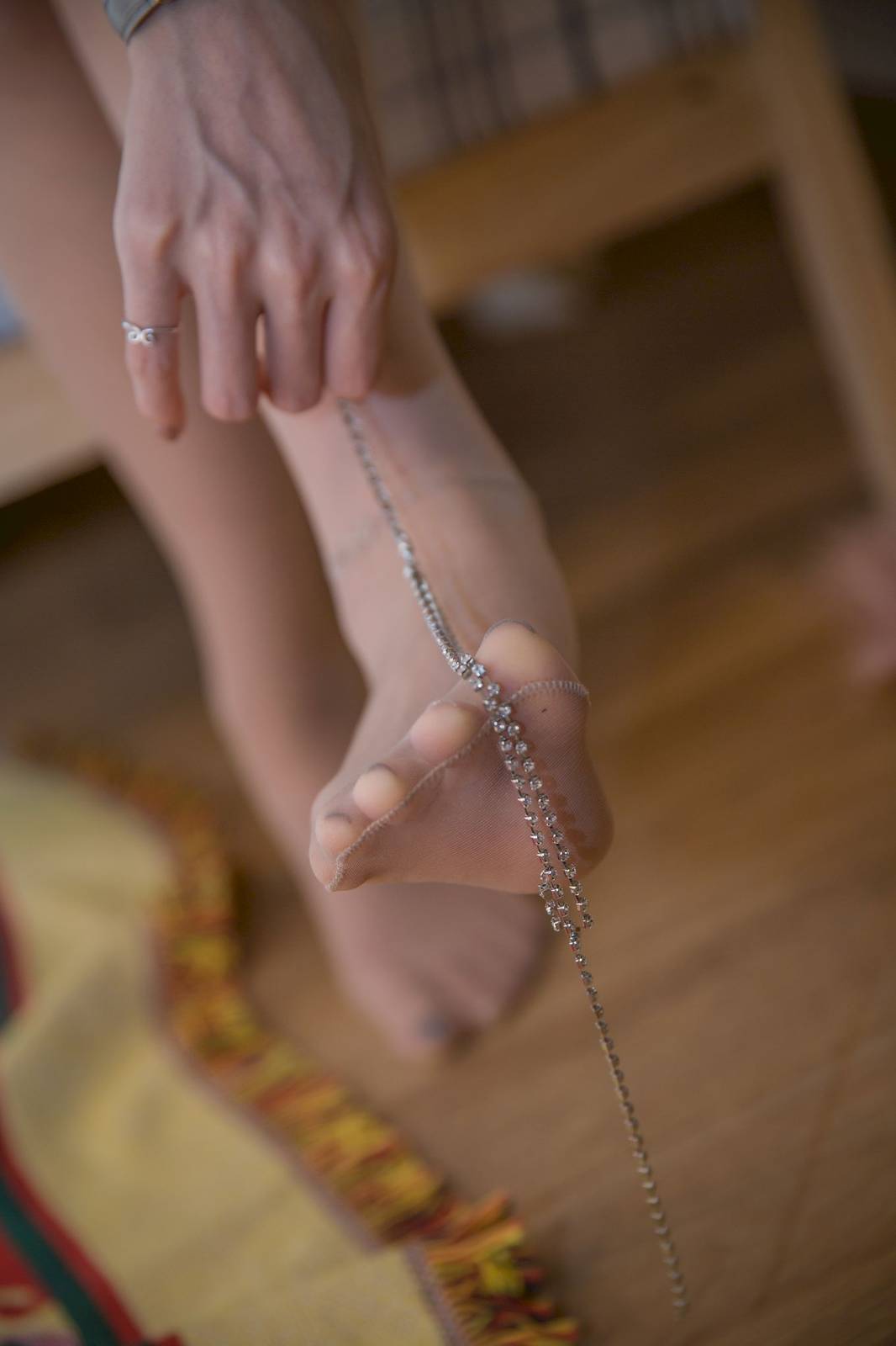 微密圈模特SIA不吃鱼肉色丝袜性感吊裙居家写真