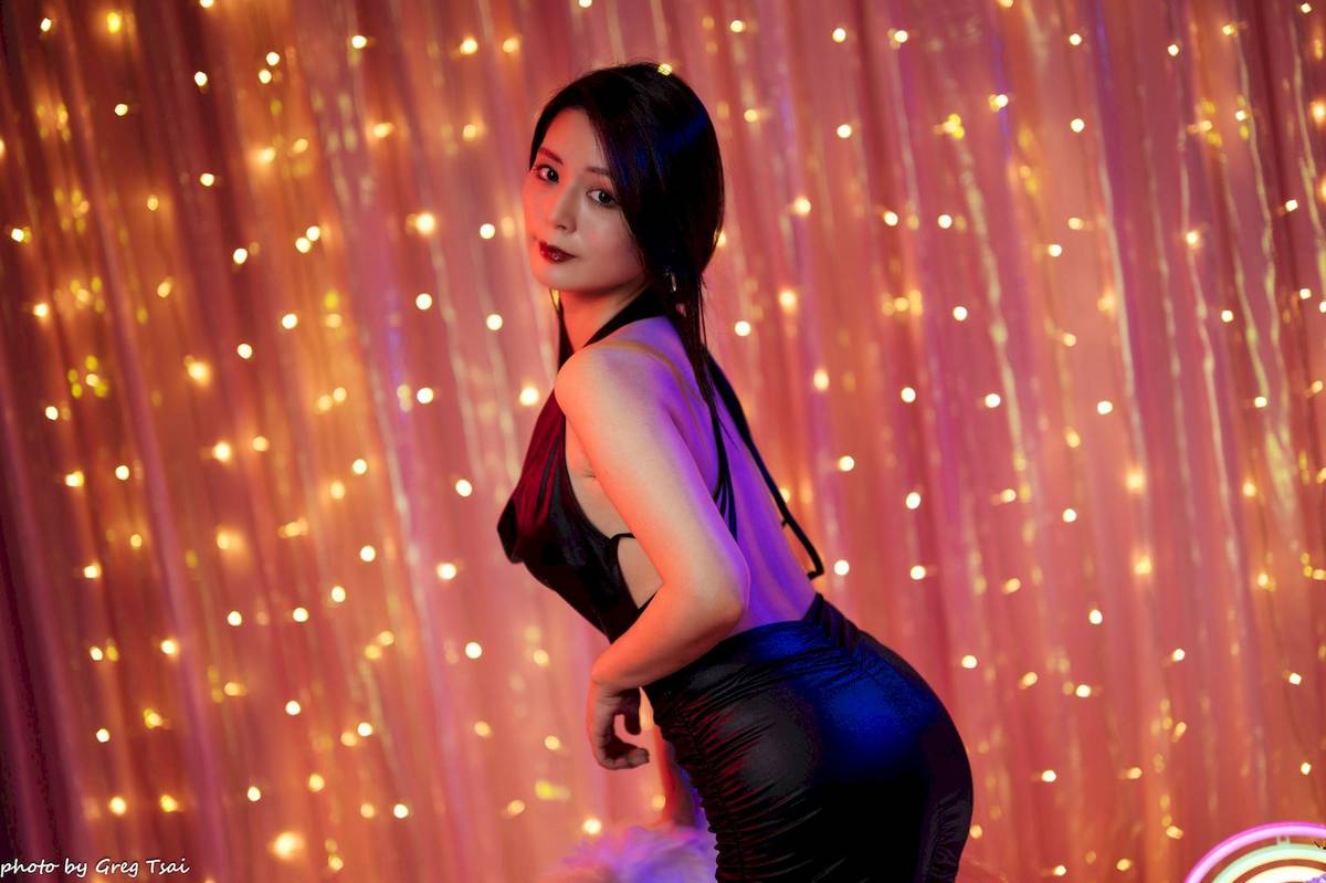 网络美女筱筱黑色皮裙黑长直秀发居家熟女棚拍-82