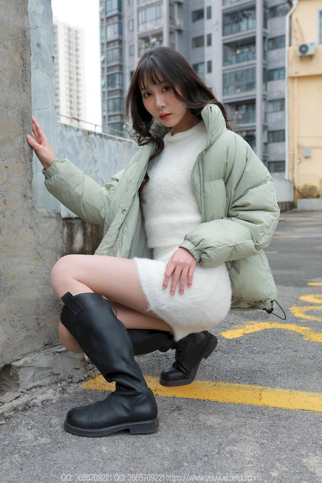 IESS异思趣向模特团团包臀裙肉丝美腿户外写真-3