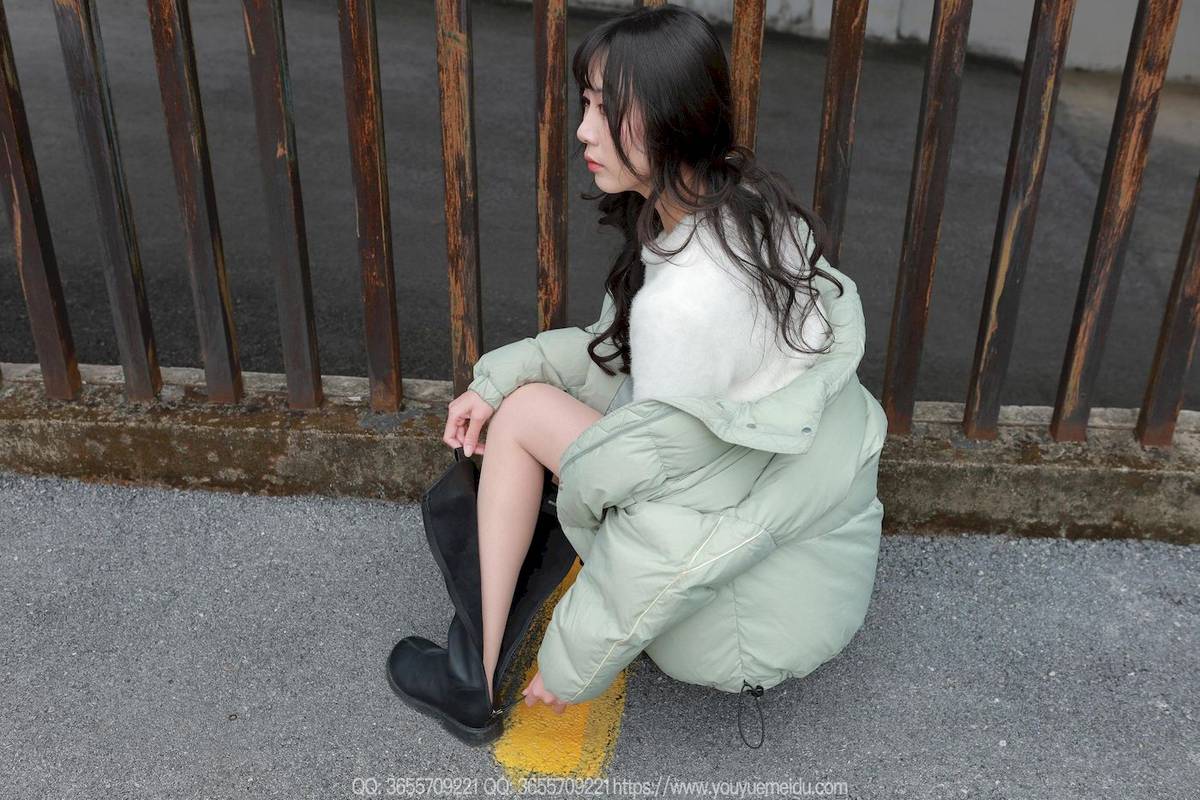 IESS异思趣向模特团团包臀裙肉丝美腿户外写真-39