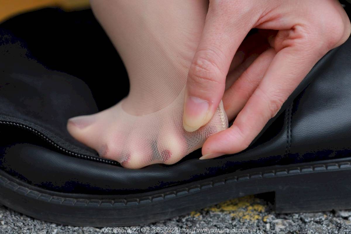 IESS异思趣向模特团团包臀裙肉丝美腿户外写真-65