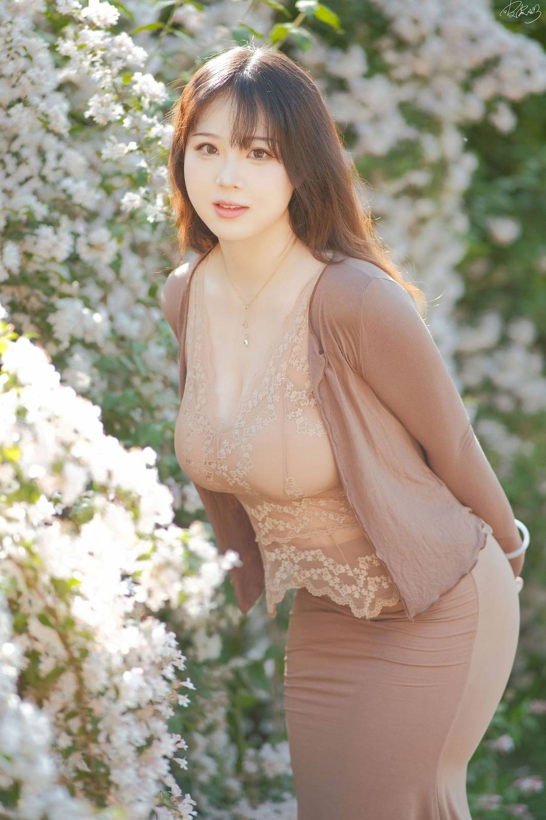 网络美女皮皮奶可可爱了啦公园长椅人妻户外写真-9