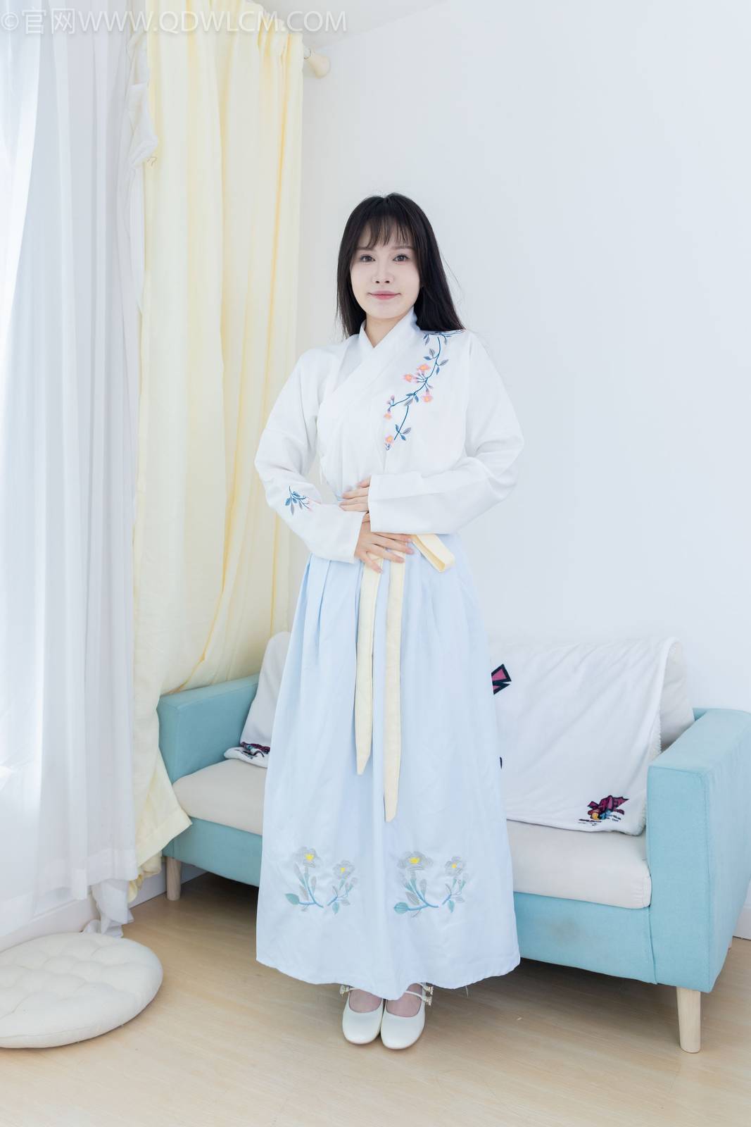 物恋传媒模特小酒白色汉服+白棉足袋室内写真