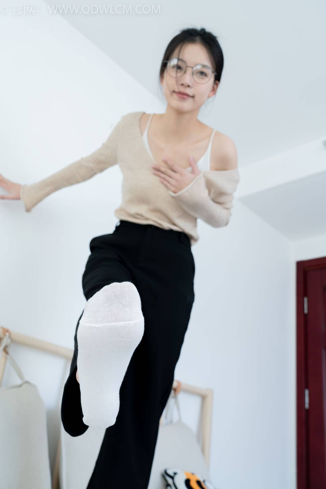 物恋传媒正妹茯苓浅色毛衣黑色阔腿裤显瘦又百搭-5