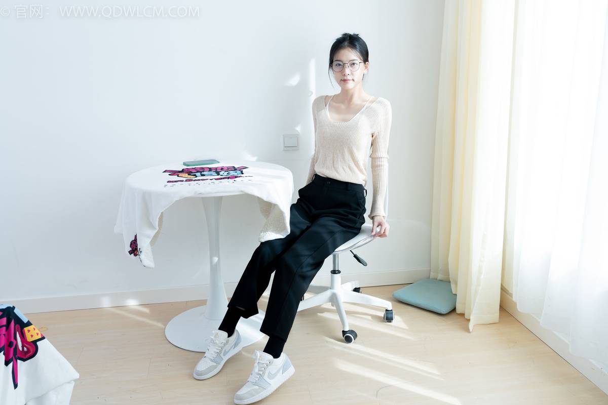 物恋传媒正妹茯苓浅色毛衣黑色阔腿裤显瘦又百搭-10