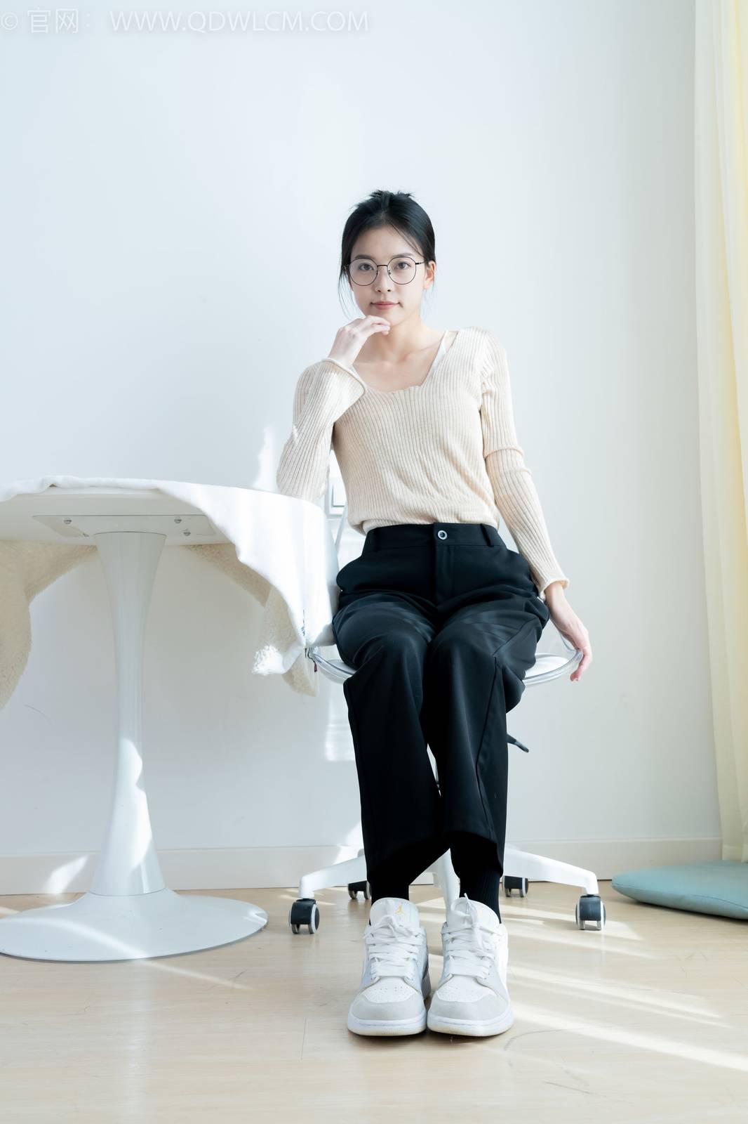 物恋传媒正妹茯苓浅色毛衣黑色阔腿裤显瘦又百搭-7