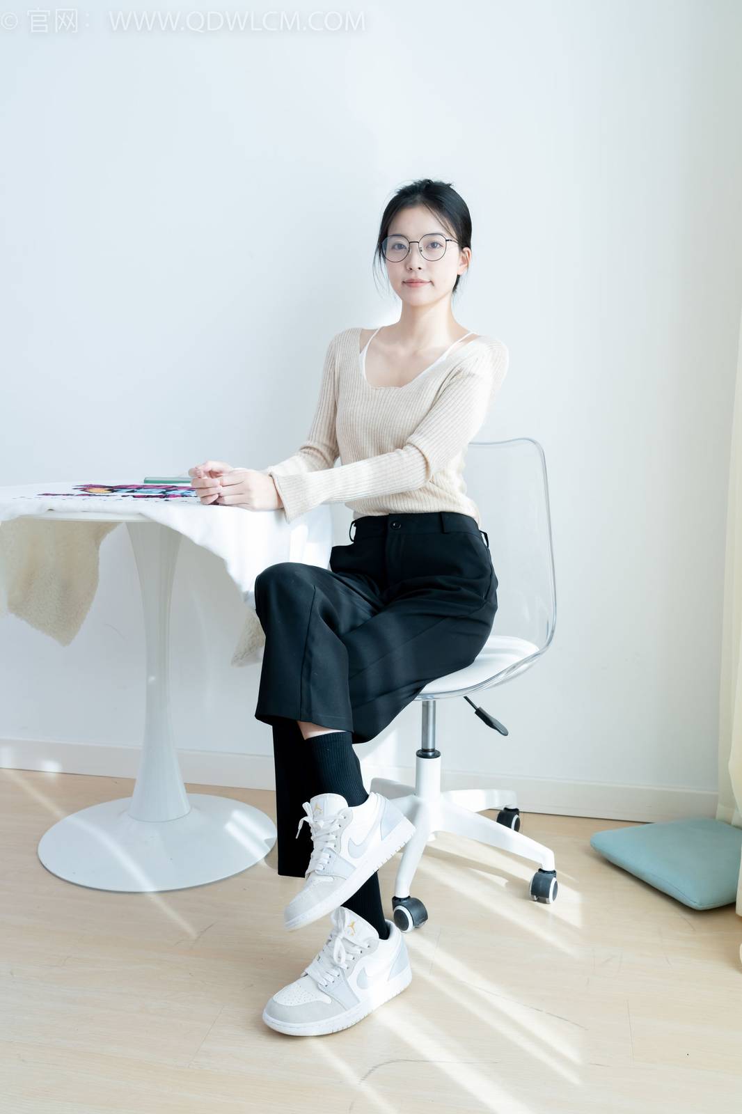 物恋传媒正妹茯苓浅色毛衣黑色阔腿裤显瘦又百搭-12