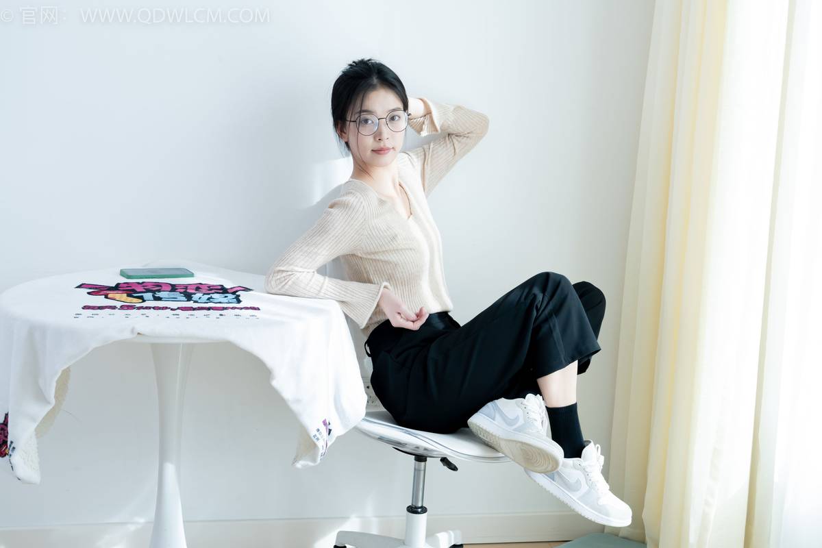 物恋传媒正妹茯苓浅色毛衣黑色阔腿裤显瘦又百搭-23