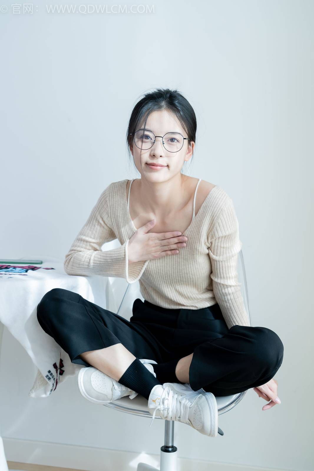 物恋传媒正妹茯苓浅色毛衣黑色阔腿裤显瘦又百搭-24