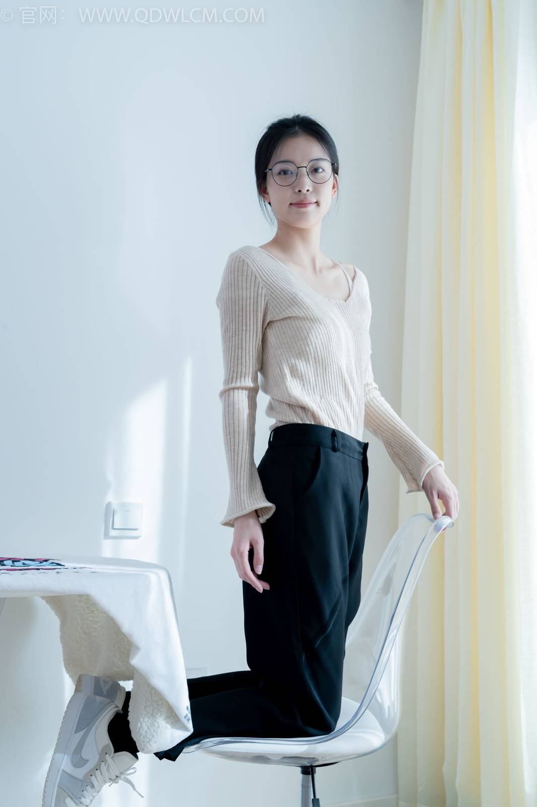 物恋传媒正妹茯苓浅色毛衣黑色阔腿裤显瘦又百搭-29