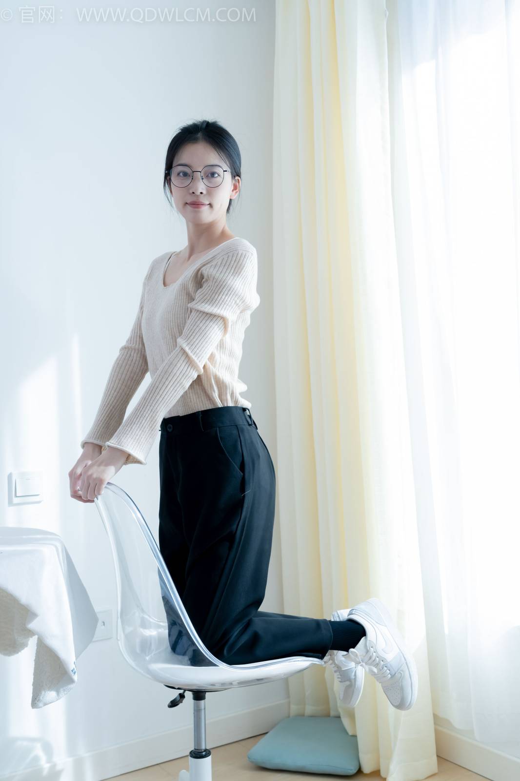 物恋传媒正妹茯苓浅色毛衣黑色阔腿裤显瘦又百搭-28