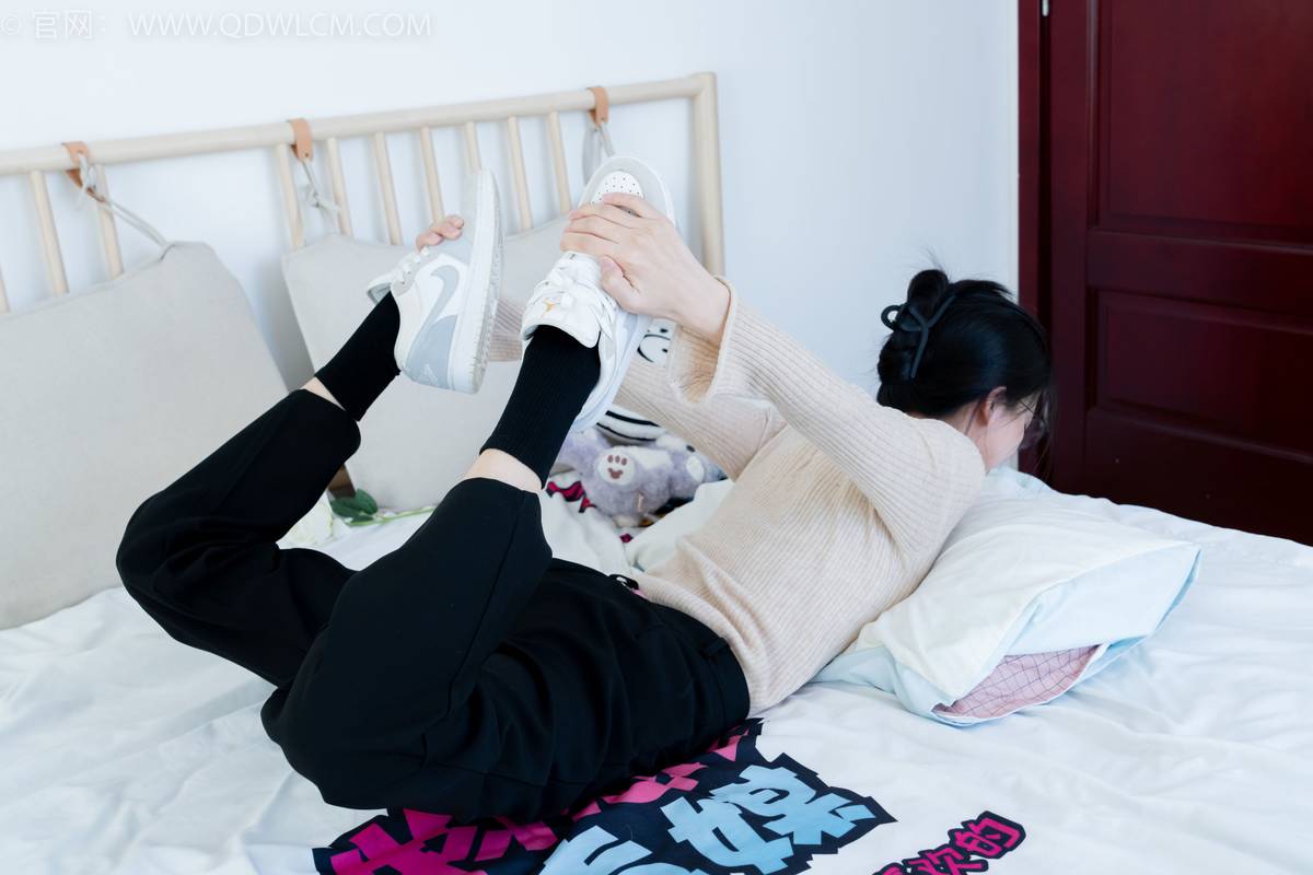 物恋传媒正妹茯苓浅色毛衣黑色阔腿裤显瘦又百搭-31