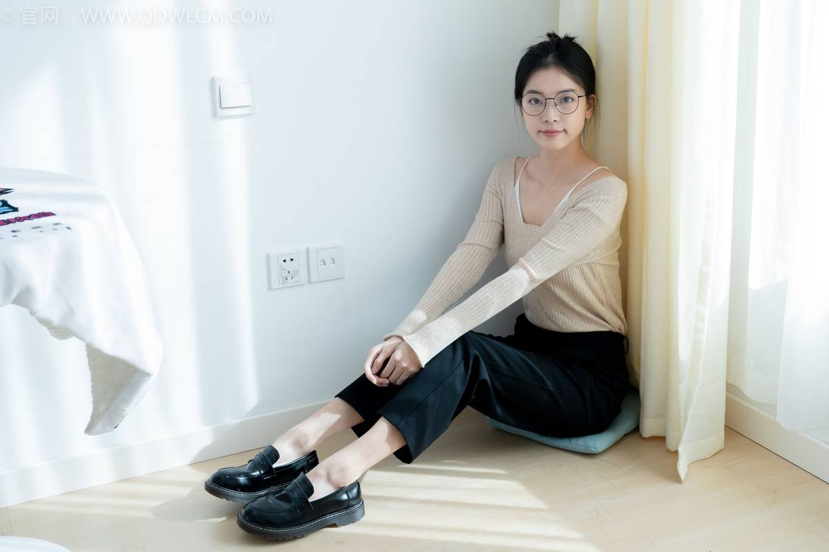 物恋传媒正妹茯苓浅色毛衣黑色阔腿裤显瘦又百搭-33