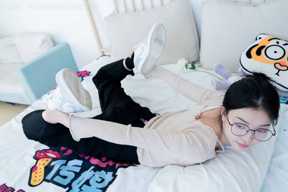 物恋传媒正妹茯苓浅色毛衣黑色阔腿裤显瘦又百搭-38