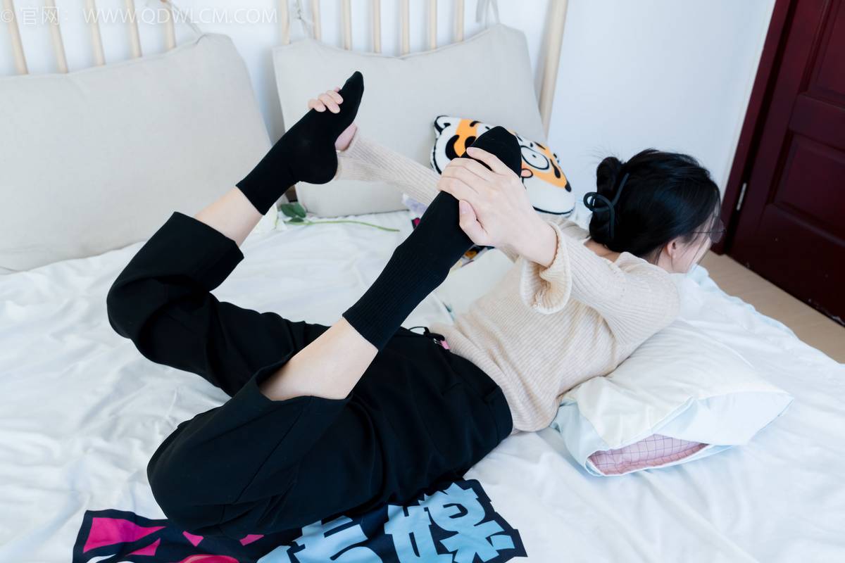 物恋传媒正妹茯苓浅色毛衣黑色阔腿裤显瘦又百搭-43