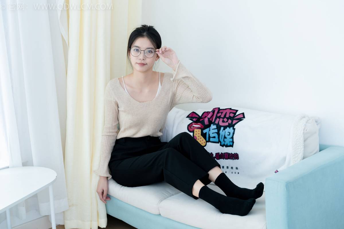 物恋传媒正妹茯苓浅色毛衣黑色阔腿裤显瘦又百搭-65