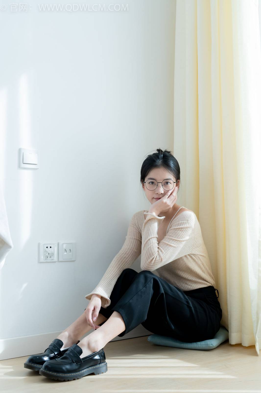 物恋传媒正妹茯苓浅色毛衣黑色阔腿裤显瘦又百搭-74