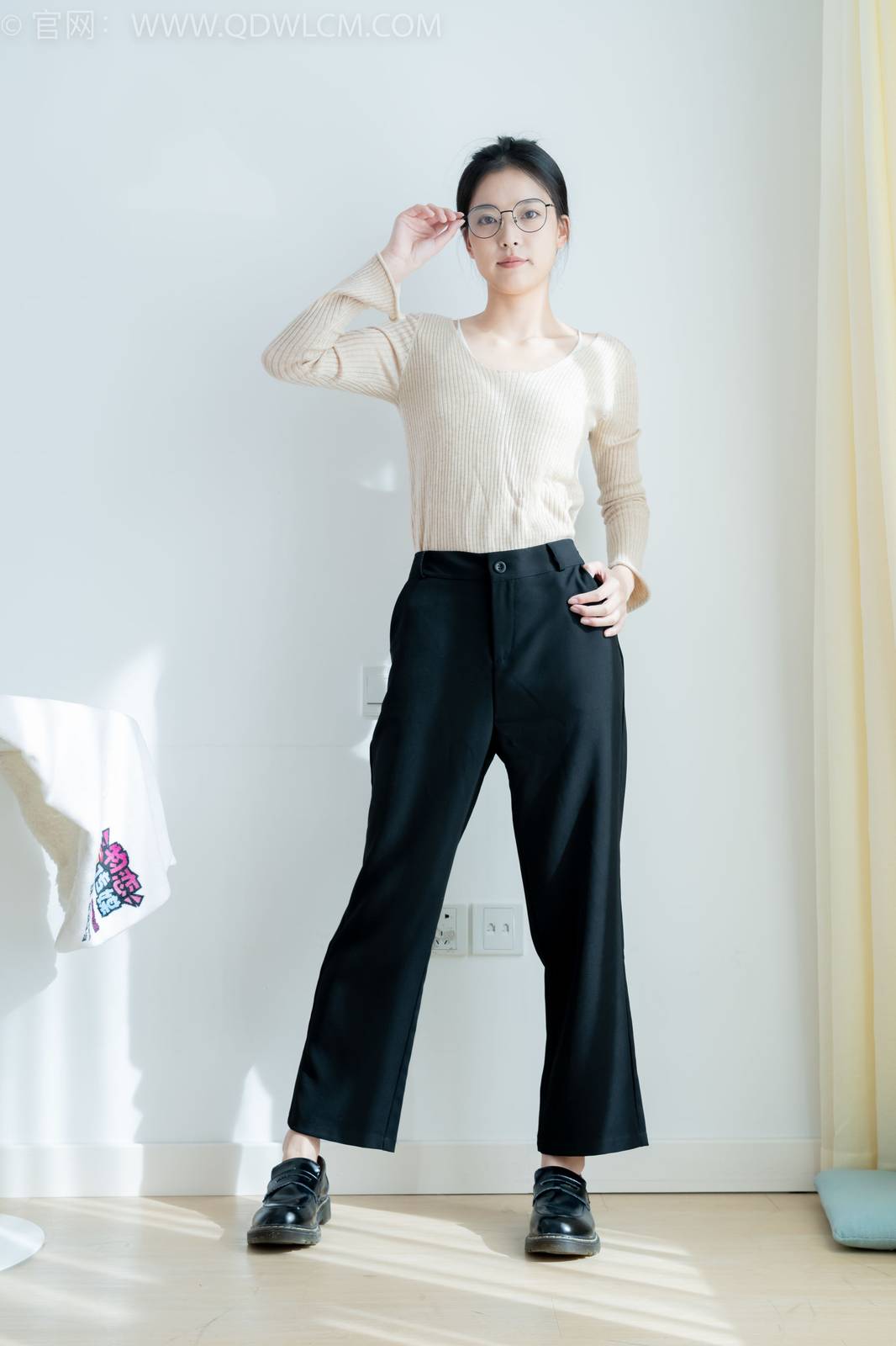 物恋传媒正妹茯苓浅色毛衣黑色阔腿裤显瘦又百搭-73