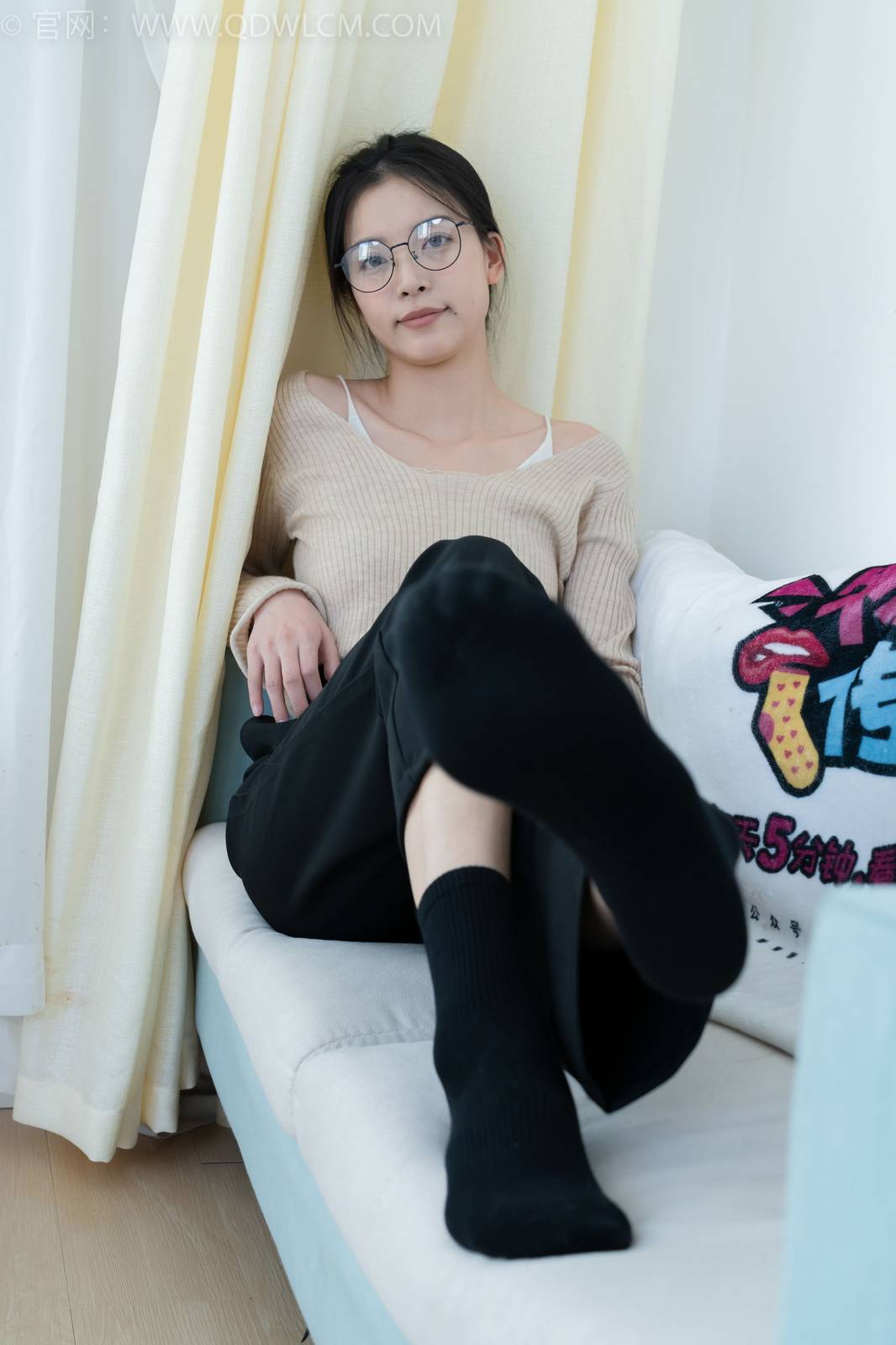 物恋传媒正妹茯苓浅色毛衣黑色阔腿裤显瘦又百搭-75