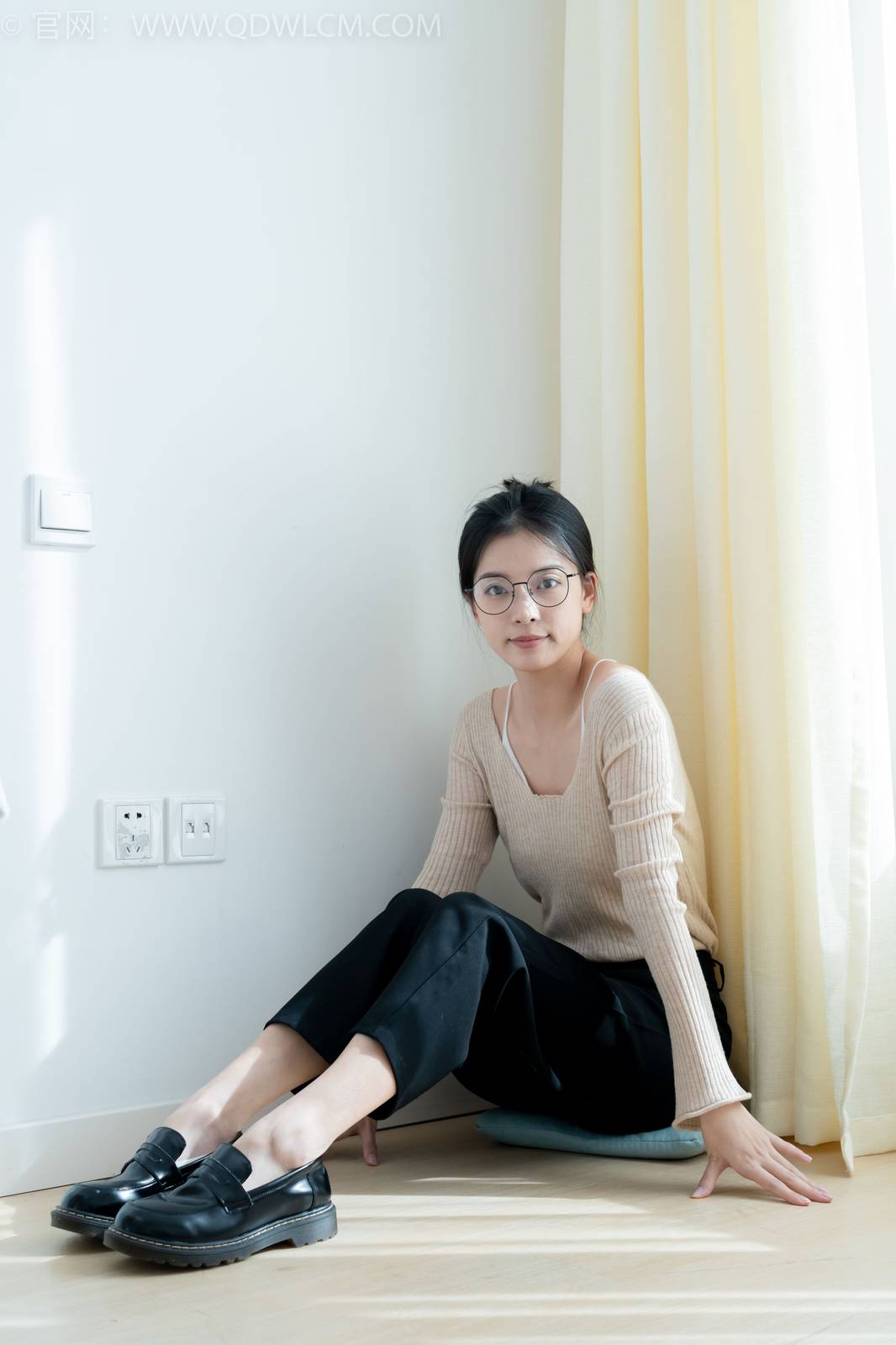 物恋传媒正妹茯苓浅色毛衣黑色阔腿裤显瘦又百搭-76