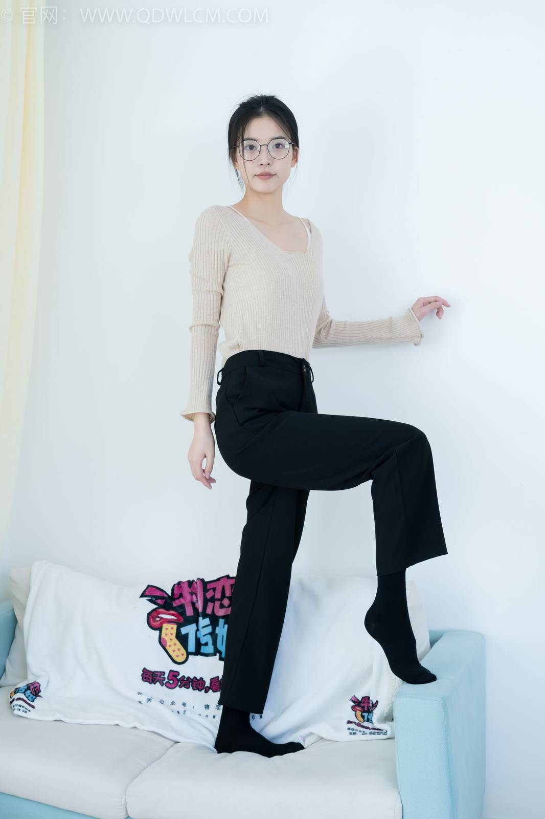 物恋传媒正妹茯苓浅色毛衣黑色阔腿裤显瘦又百搭-77