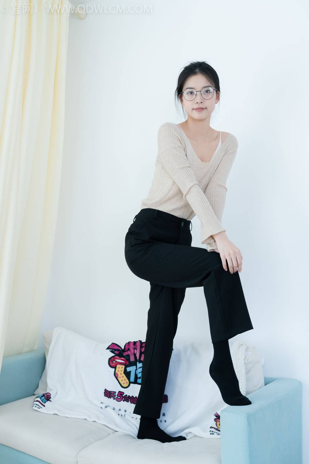 物恋传媒正妹茯苓浅色毛衣黑色阔腿裤显瘦又百搭-78